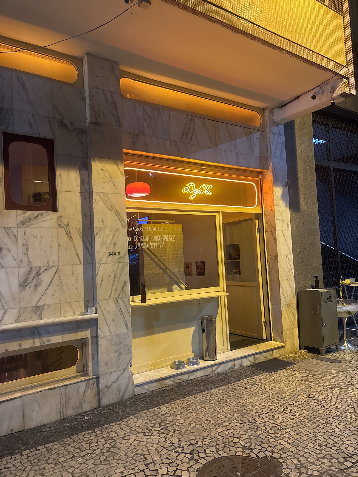 Deja Vu - Café & Bar